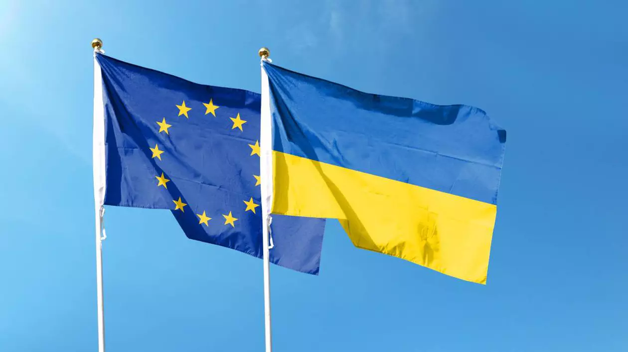 Steagul ucrainean (în prim-plan) și cel al UE. Imagine cu caracter ilustrativ Foto: Arhivă