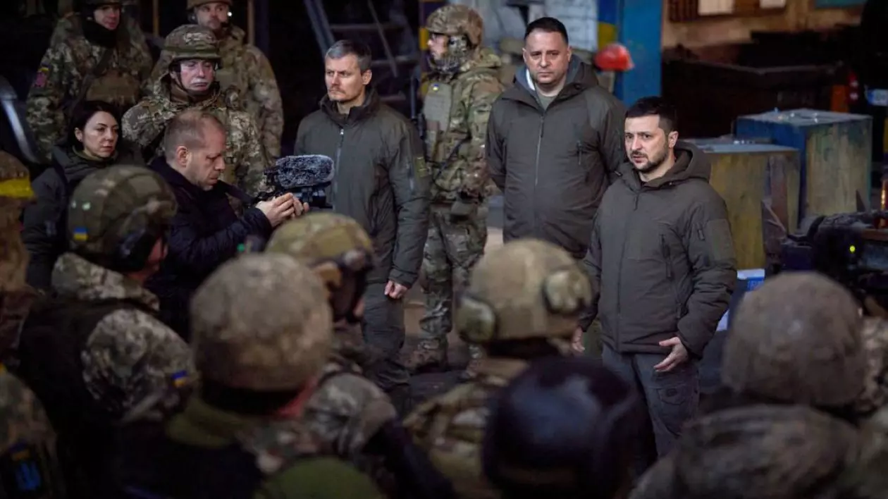 Volodomiz Zelenski, înconjurat de soldații armatei ucrainene