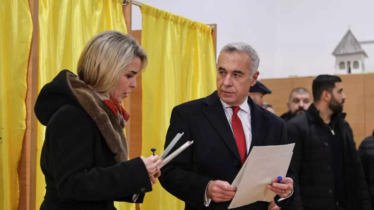 Calin Georgescu si soția sa la secția de votare