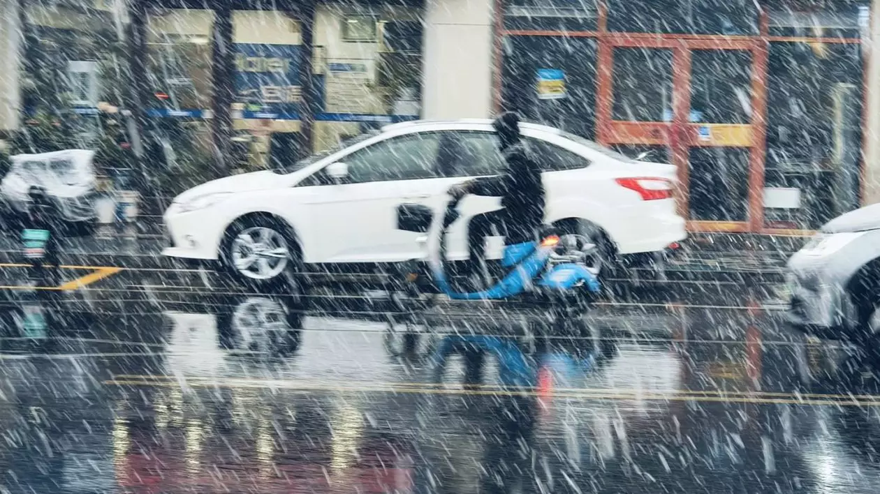 Coduri portocalii și galbene de ninsori, viscol și ploi în aproape jumătate din ţară. Harta zonelor afectate de avertizările meteo