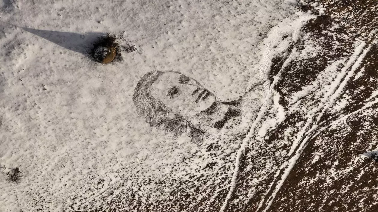 Portretul lui Mihai Eminescu în zăpadă, realizat de un artist din Valea Jiului, la 175 de ani de la nașterea poetului național