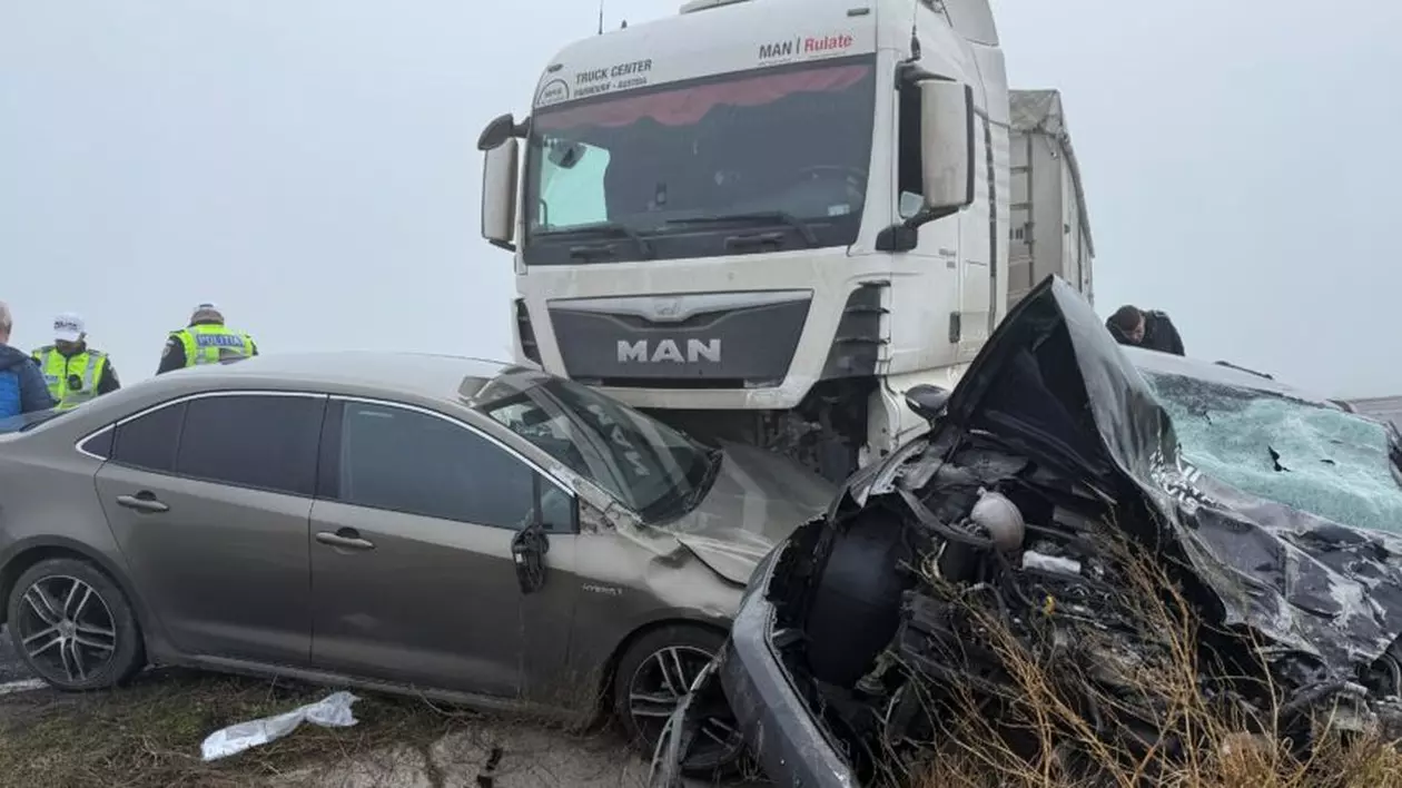 Accident grav, cu trei mașini implicate, în apropiere de Baia, județul Tulcea. O persoană a rămas încarcerată