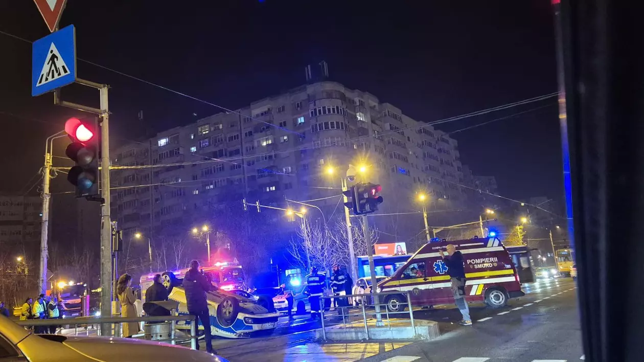 mașină de poliție răsturanată într-o intersecție din București