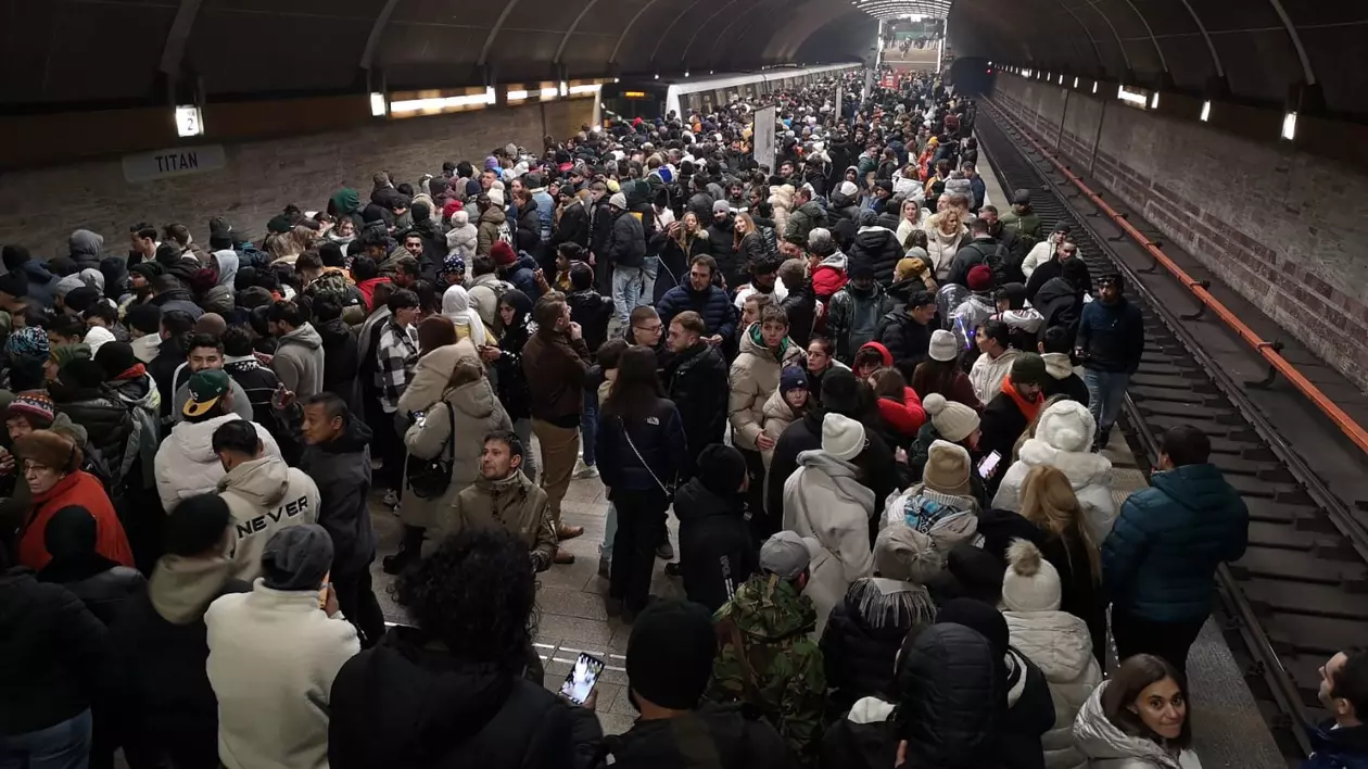Aglomerație la stația de metrou Titan în noaptea de Revelion, după ce lumea a intrat gratis. Care e programul metroului după Anul Nou