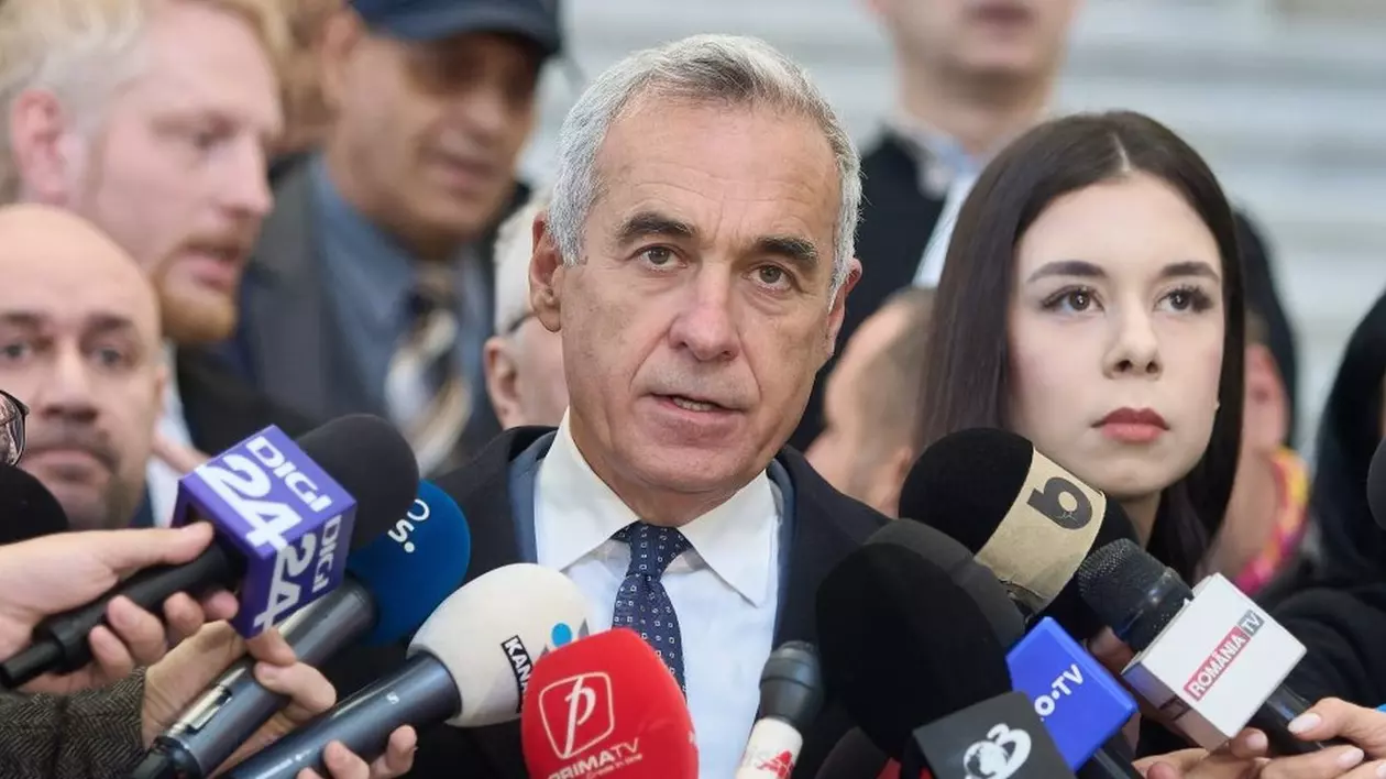 Călin Georgescu inconjurat de ziaristi