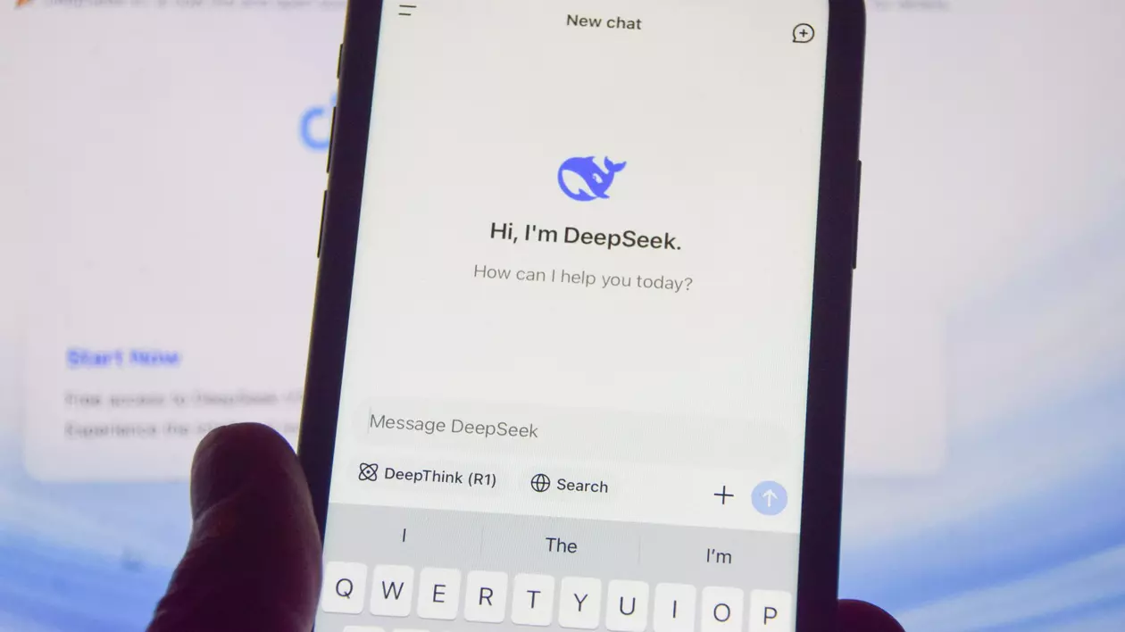 Aplicația DeepSeek este deschisă pe ecranul unui telefon, având în fundal site-ul web DeepSeek.