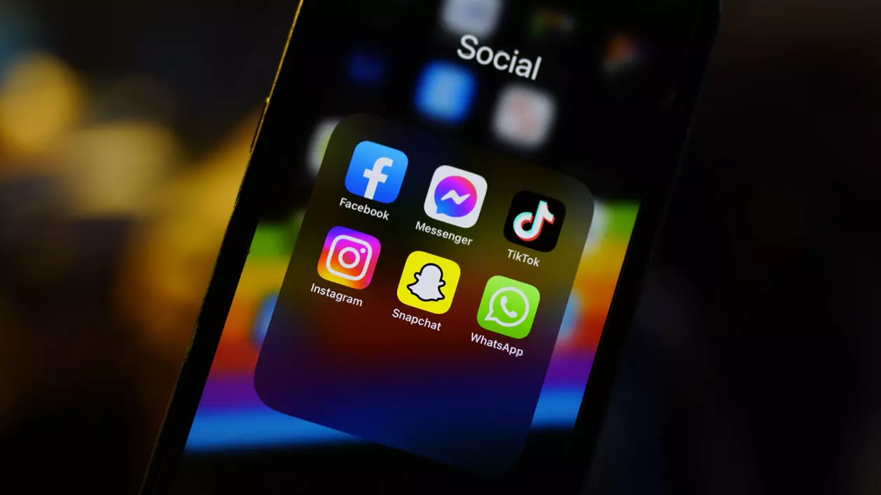 Aplicații social media pe un telefon