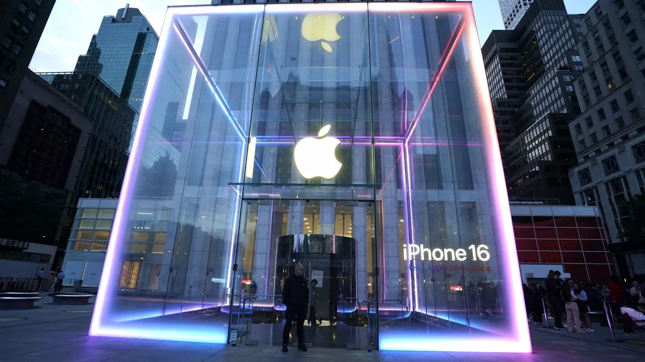 Intrarea din sticlă a unui magazin Apple din SUA, în timpul lansării iPhone 16.