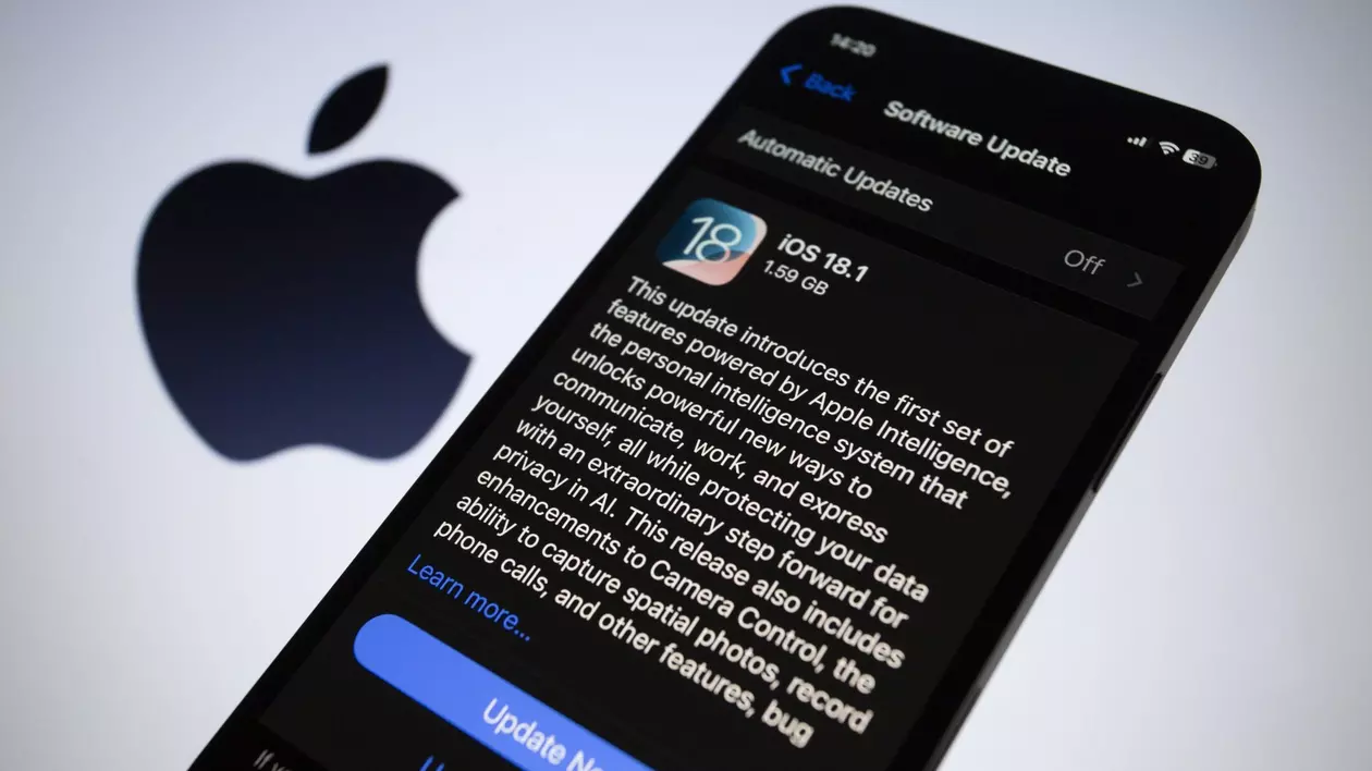 Un telefon Apple iPhone care afișează un mesaj de update la cea mai nouă versiune disponibilă a sistemului de operare iOS.