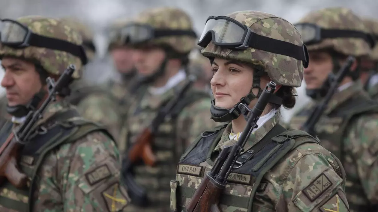 Soldat din armata română în timpul unei ceremonii militare la Monumentul Ostașului Necunoscut.