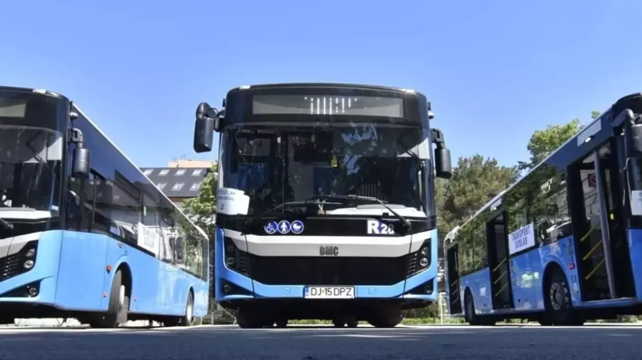 Autobuze aflate în parcare, gata să fie introduse pe traseu