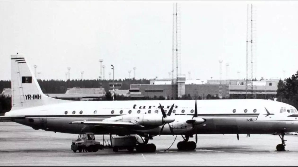 Modelul Ilyushin IL-18D, al companiei TAROM, pe aeroport