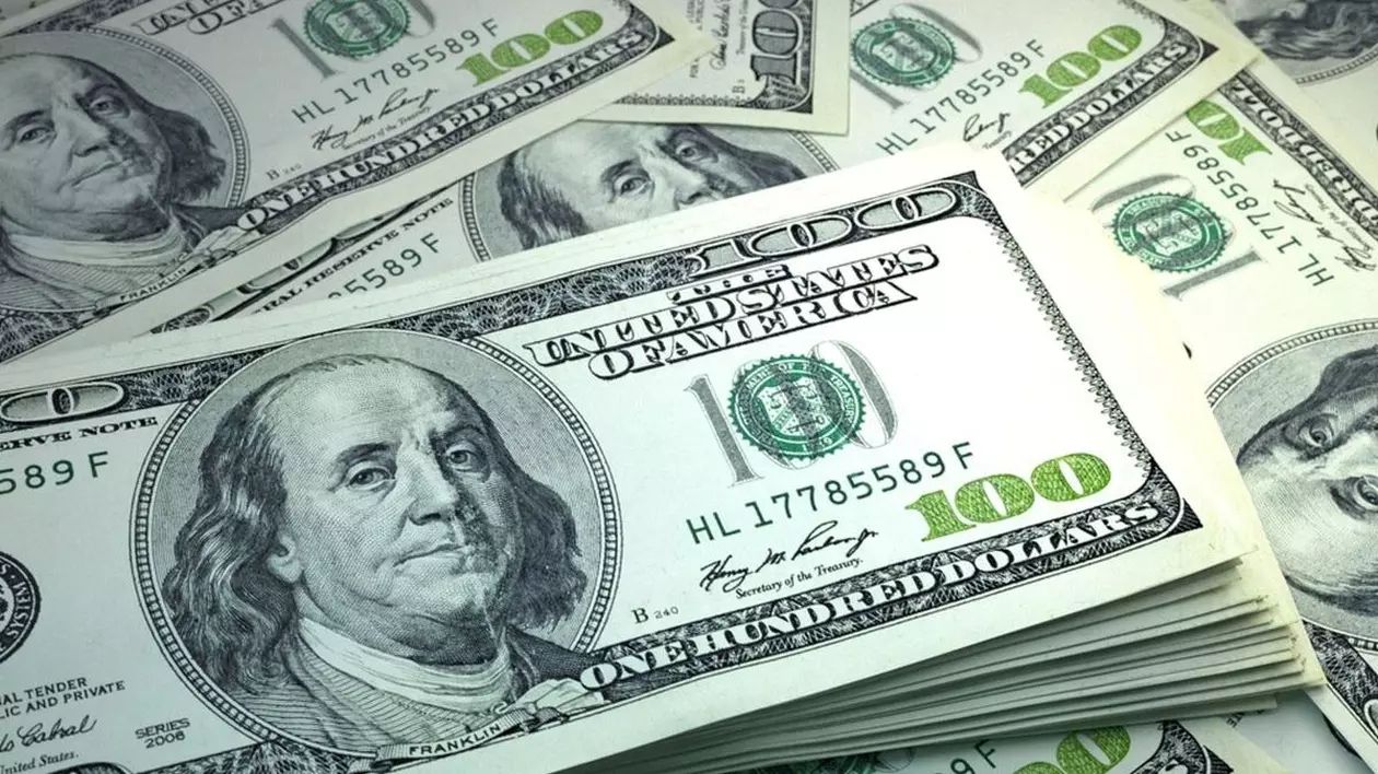 Bancnote 100 de dolari americani așezate la gramadă