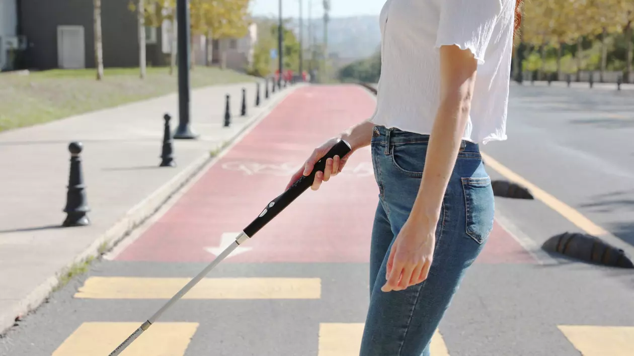 Bastonul smart cu AI pentru nevăzători WeWalk Smart Cane 2.