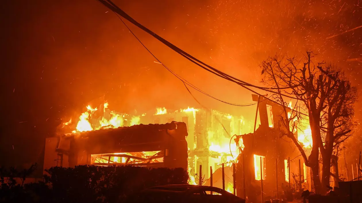 Casă mistuită de flăcări în Los Angeles.