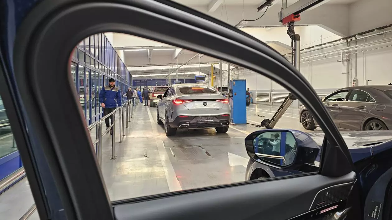 O mașină gri care se afla în sediul RAR se vede prin geamul autoturismului din spate. Foto: Facebook/RAR