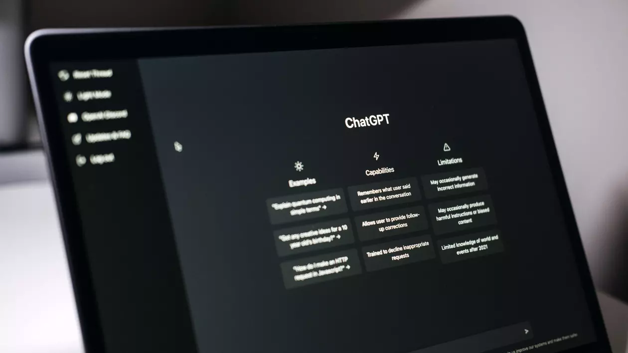 ChatGPT deschis pe laptop