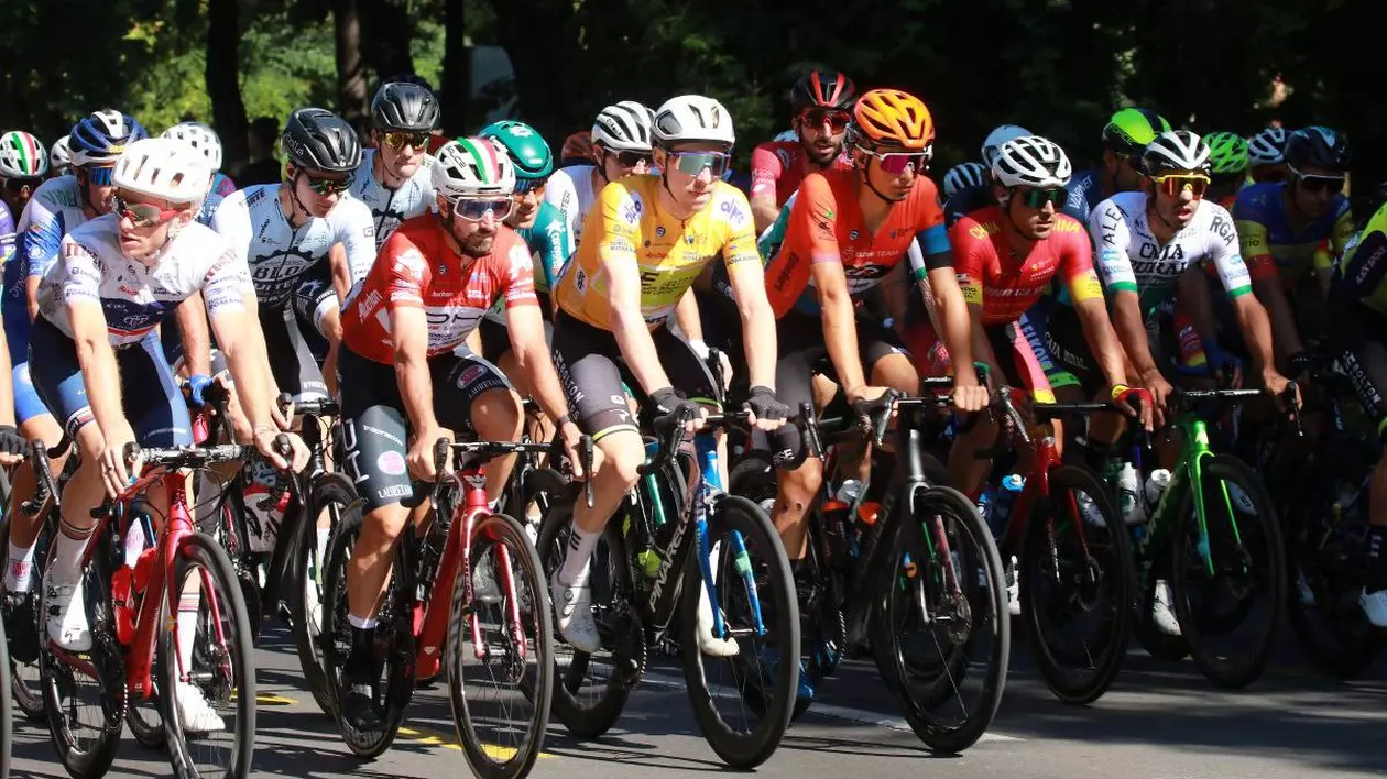 Cicliști care concurează în cadrul Turului României
