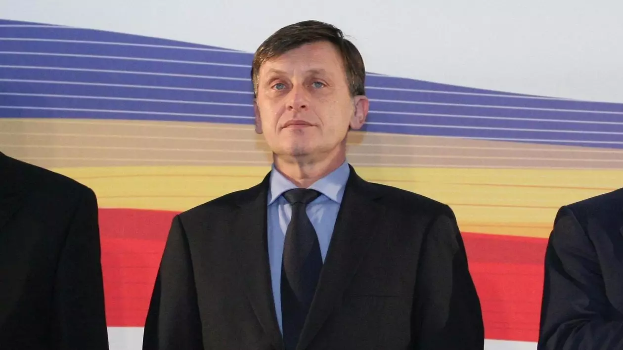 Crin Antonescu sub presiune: retragerea sa depinde de sondaje