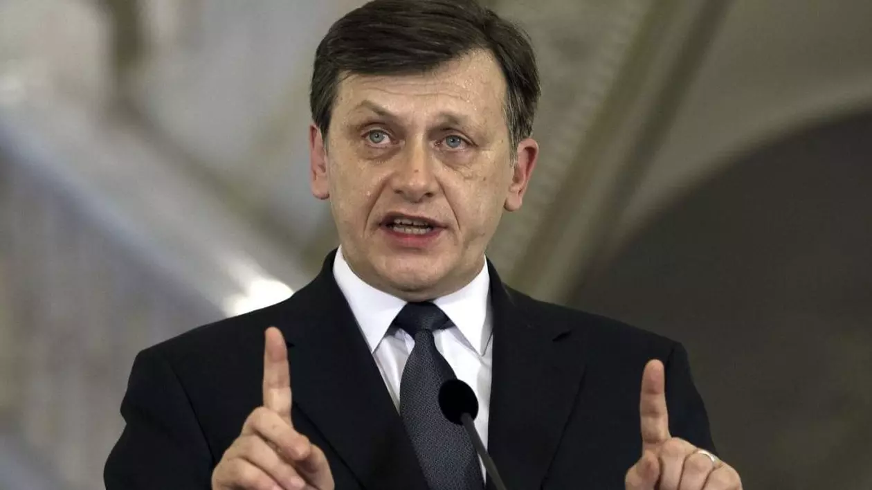 Crin Antonescu după ce s-a autosuspendat din calitatea de candidat PSD-PNL-UDMR la alegerile prezidenţiale 2025: „Pe Ciolacu nu l-am anunțat”