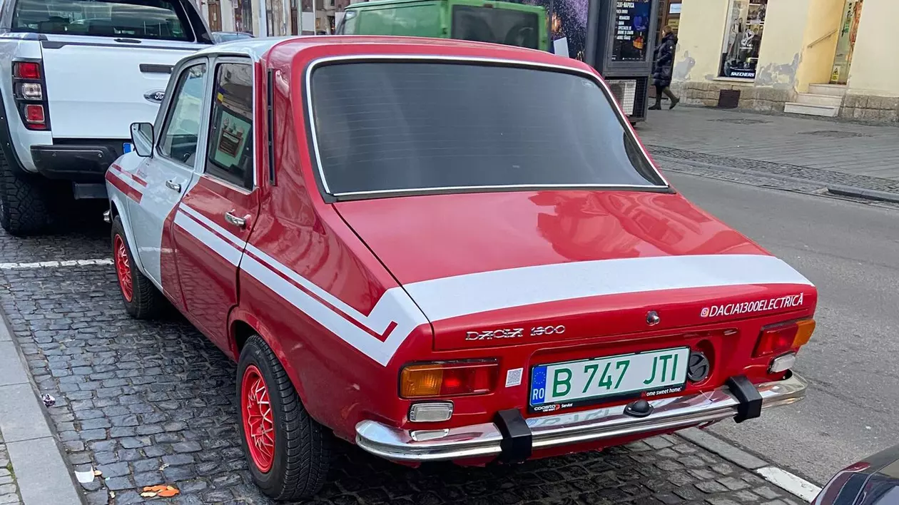 Dacia 1300 electrică parcată în centrul orașului Cluj-Napoca