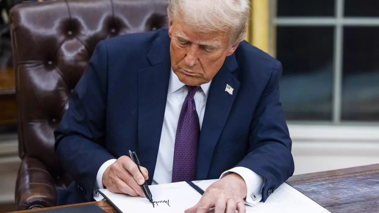Donald Trump semenază primele ordine executive după învestirea sa în funcția de Președinte al Statelor Unite ale Americii.