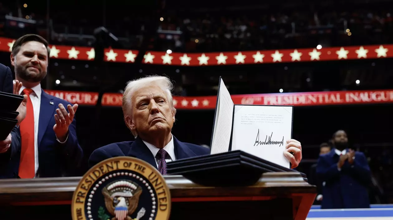 Donald Trump semnează ordine executive la Capital One Arena din Washington D.C. Foto: Profimedia