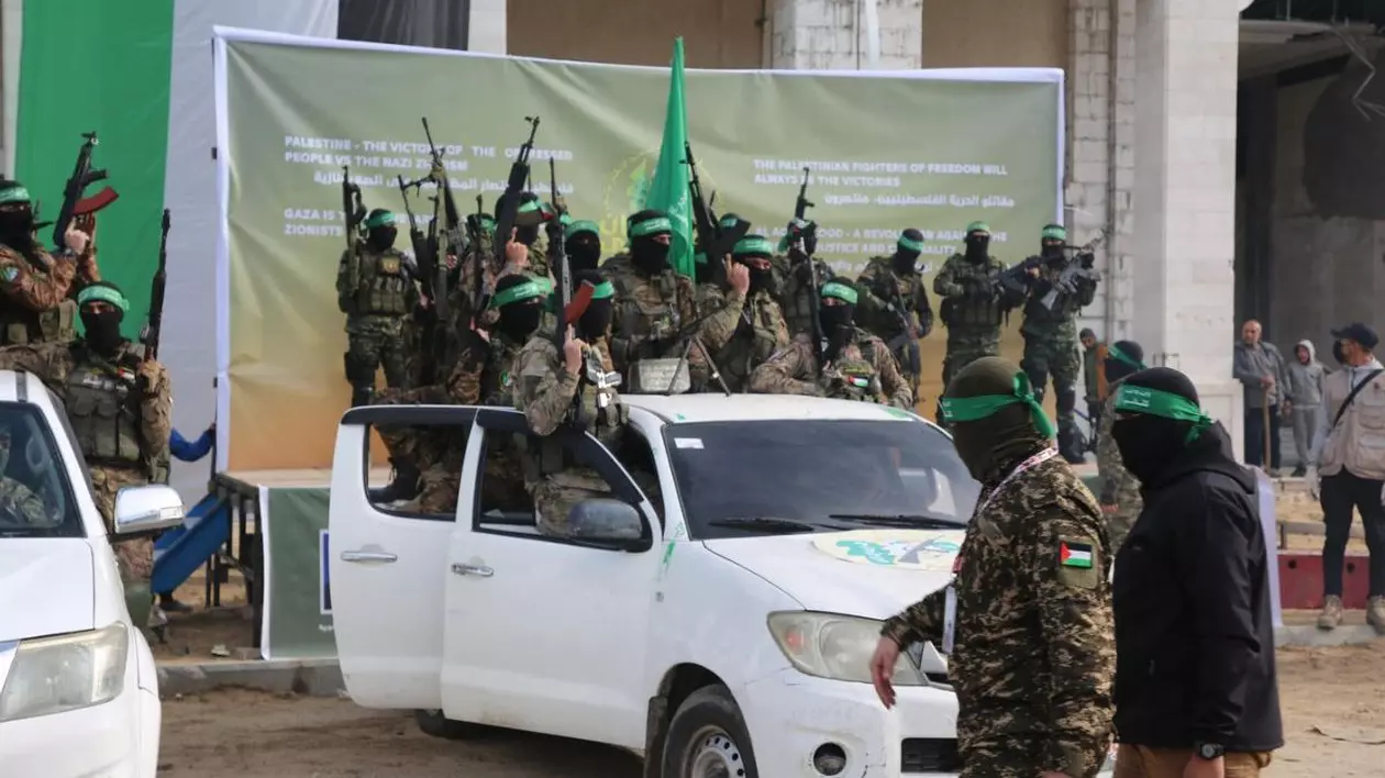Membri ai Brigăzilor Al-Qassam și ai Brigăzilor Al-Quds sunt desfășurați în Piața Palestinei din orașul Gaza pentru eliberarea prizonierilor