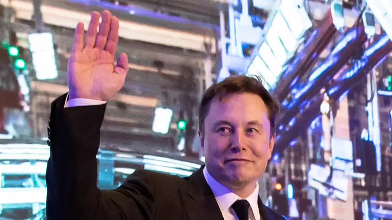 Elon Musk salută mulțimea adunată în timpul unui miting de susținere pentru partidul extremist german AfD.