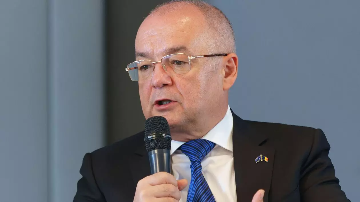 Prim plan Emil Boc face declaratii