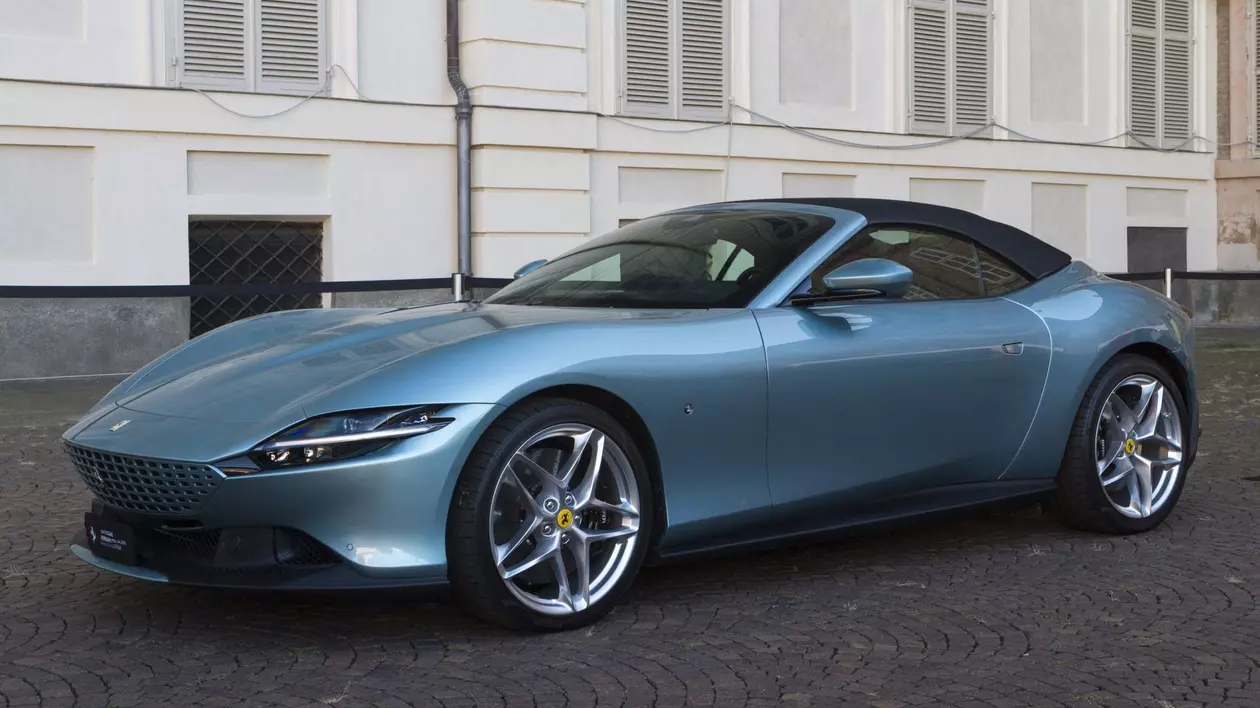 Ferrari Roma, expus la Salonul Auto de la Torino.