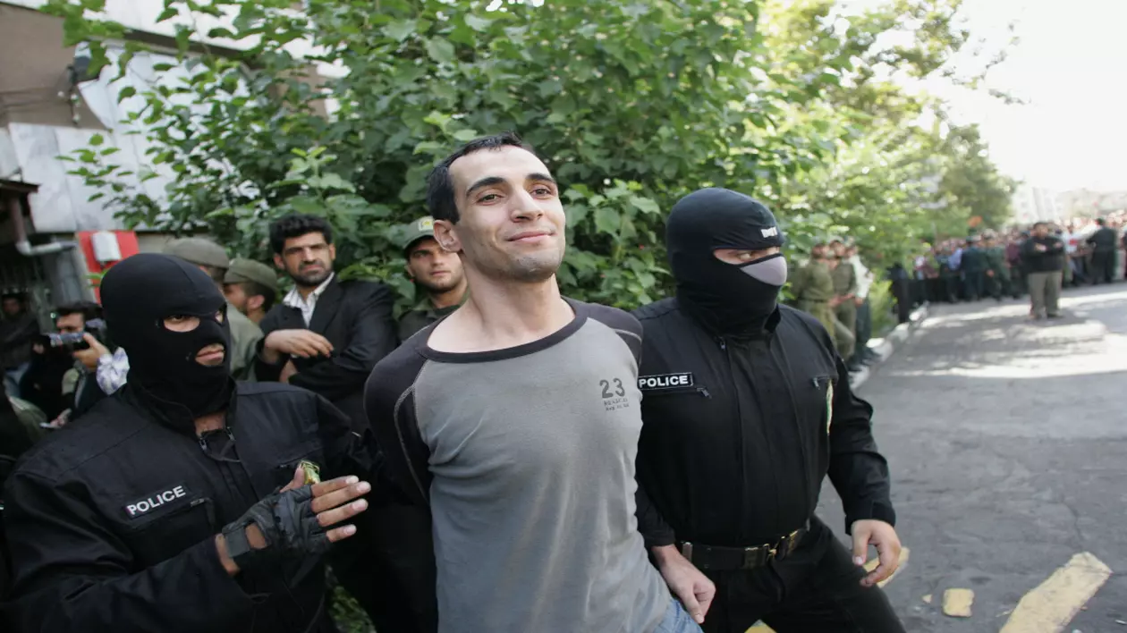 Imagini dure au reapărut în atenția publică: un iranian zâmbind înainte de execuție și doi judecători supremi împușcați mortal Foto: Profimedia Images