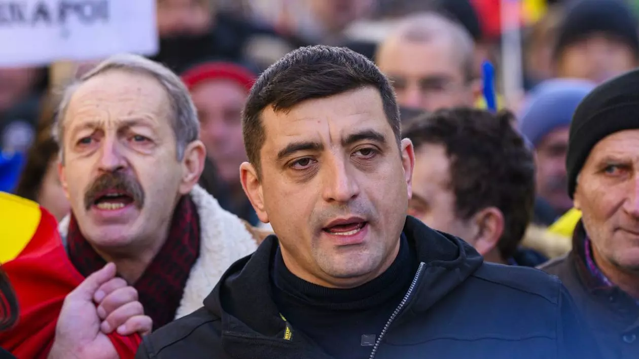 George Simion participă la un protest contra anulării alegerilor prezidențiale. Este înconjurat de mai mulți oameni