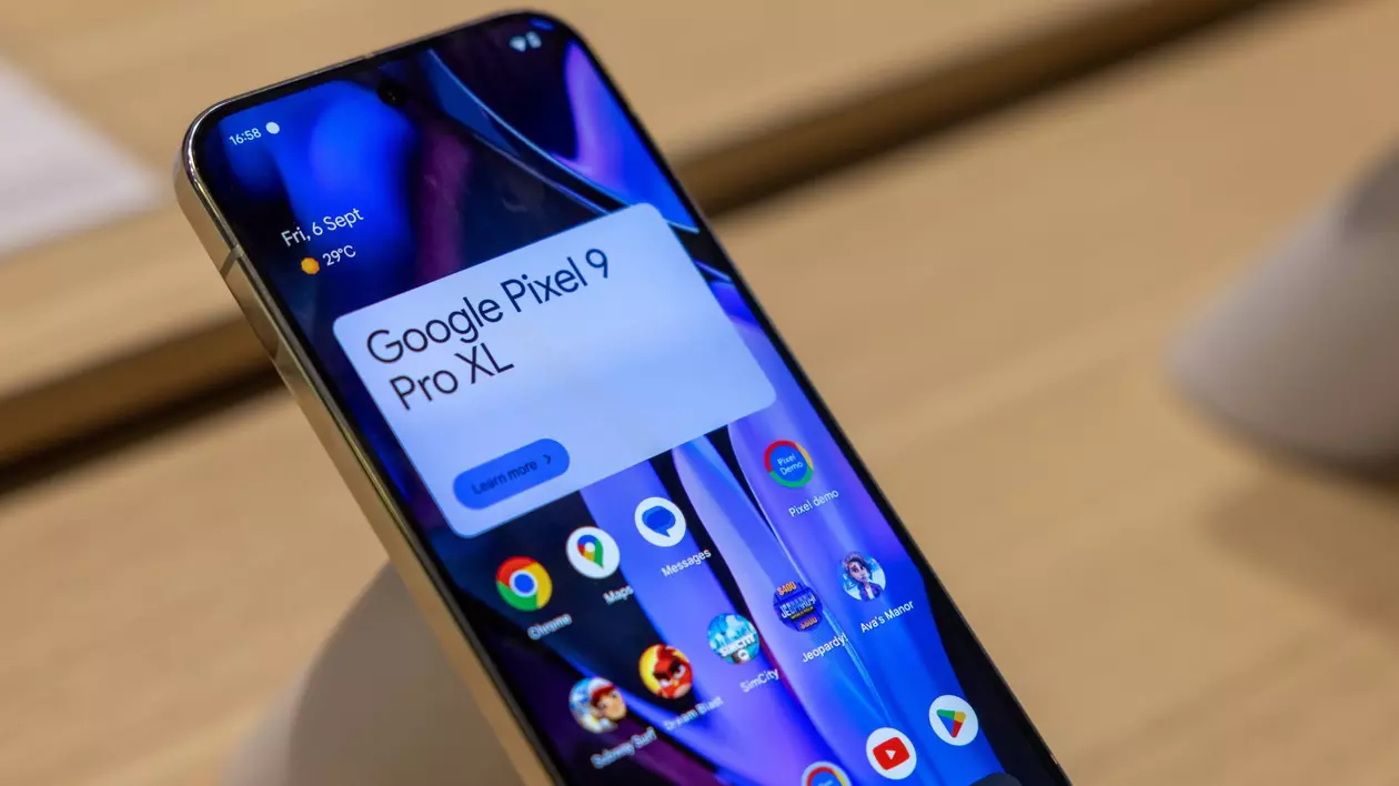 Un telefon Google Pixel 9 Pro XL, așezat pe un stand de prezentare în cadrul târgului expozițional IFA Berlin 2024.