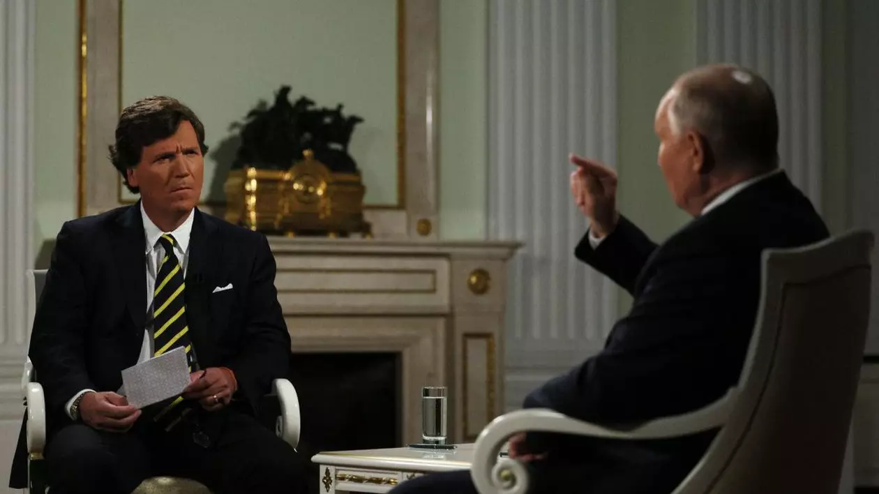 Tucker Carlson (în stânga) în timpul unui interviu cu Vladimir Putin Foto: Hepta