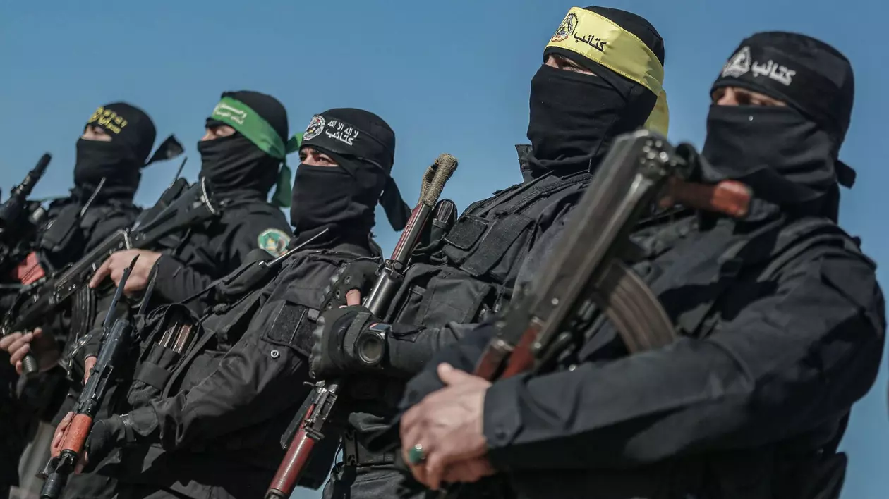 Imagine cu luptători palestinieni înarmați.