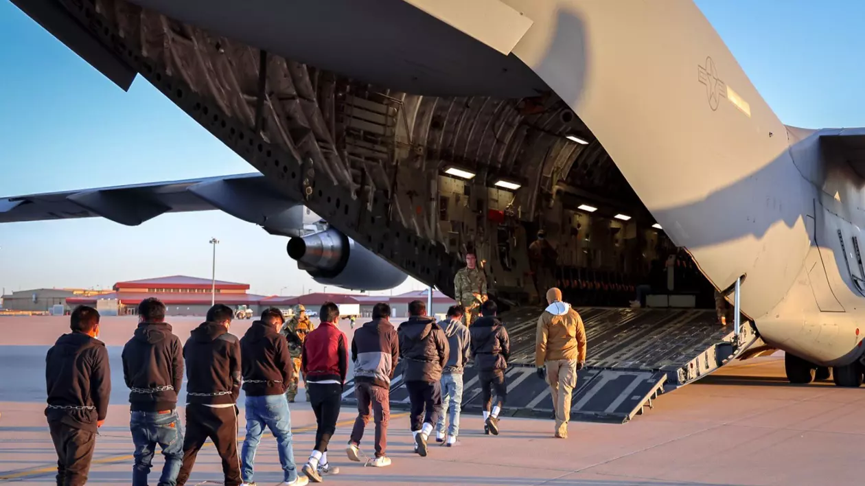 Imigranți ilegali urcați într-un avion militar pentru a fi expulzați din SUA Foto: X @PressSec