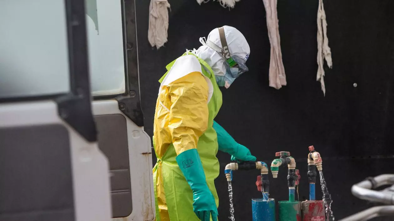 Un om in echipament, Africa, în contextul unei epidemii de Ebola