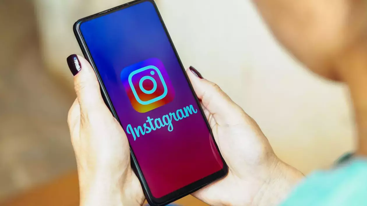O femeie accesează instagram pe telefonul mobil