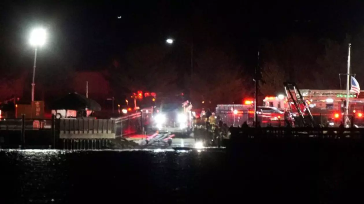 Intervenție echipe salvatori dupa ce avionul American Airlines s-a prabusit in râul Potomac 30 ianuarie 2025 DC Sua Foto: Aircraft Down Asociated Press