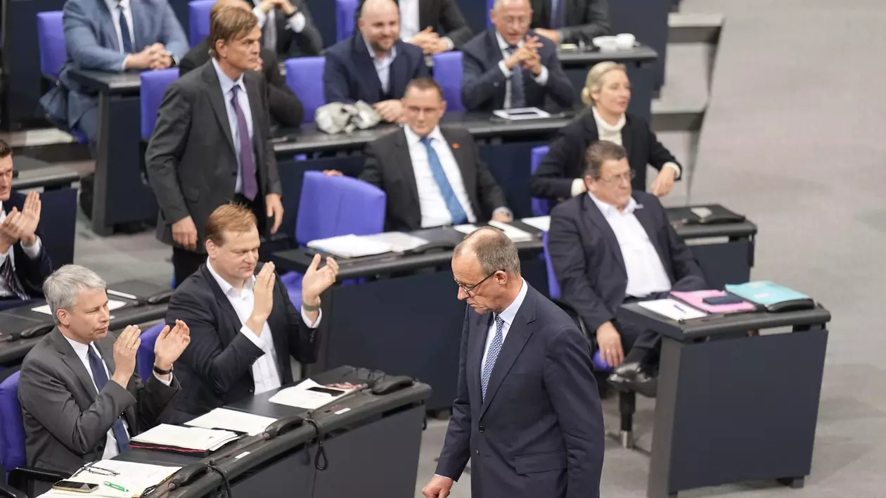 Liderul conservator Friedrich Merz, în prim-plan, în Bundestag Foto: Hepta