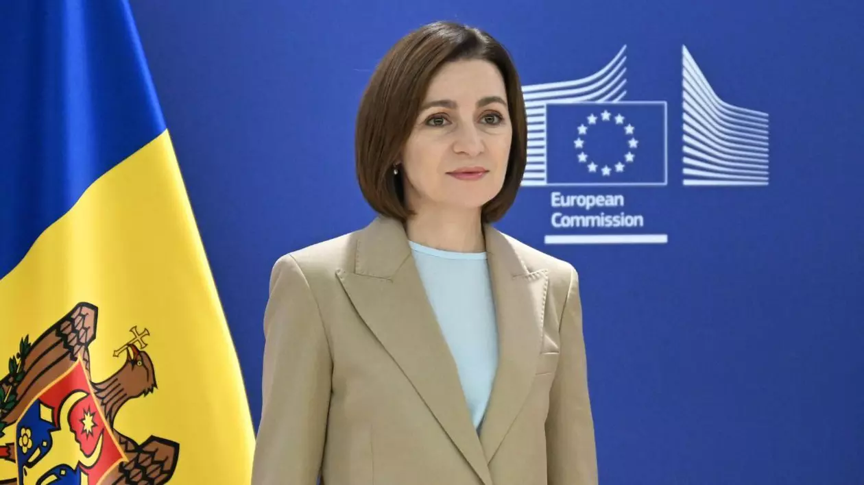 Maia Sandu îmbrăcată într-un sacou crem, în fața drapelului Republicii Moldova și semnului Uniunii Europene, la o întâlnire cu Ursula Von der Leyen, pe 10 decembrie 2024