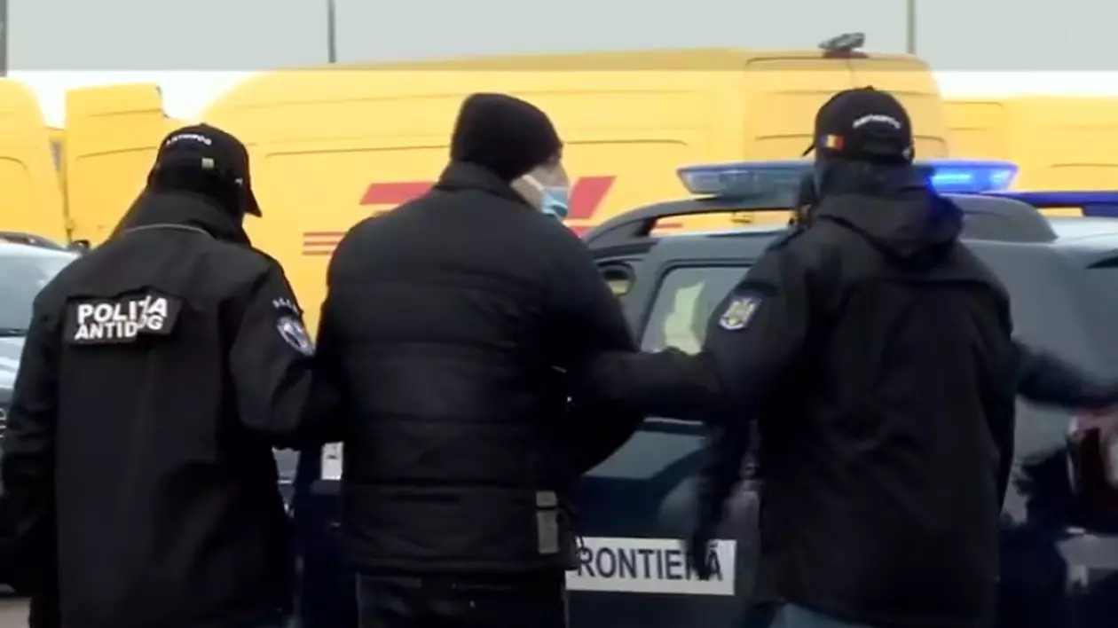 Marius Lazăr (în centrul imaginii) a fost arestat în România și extrădat în SUA Captură YouTube