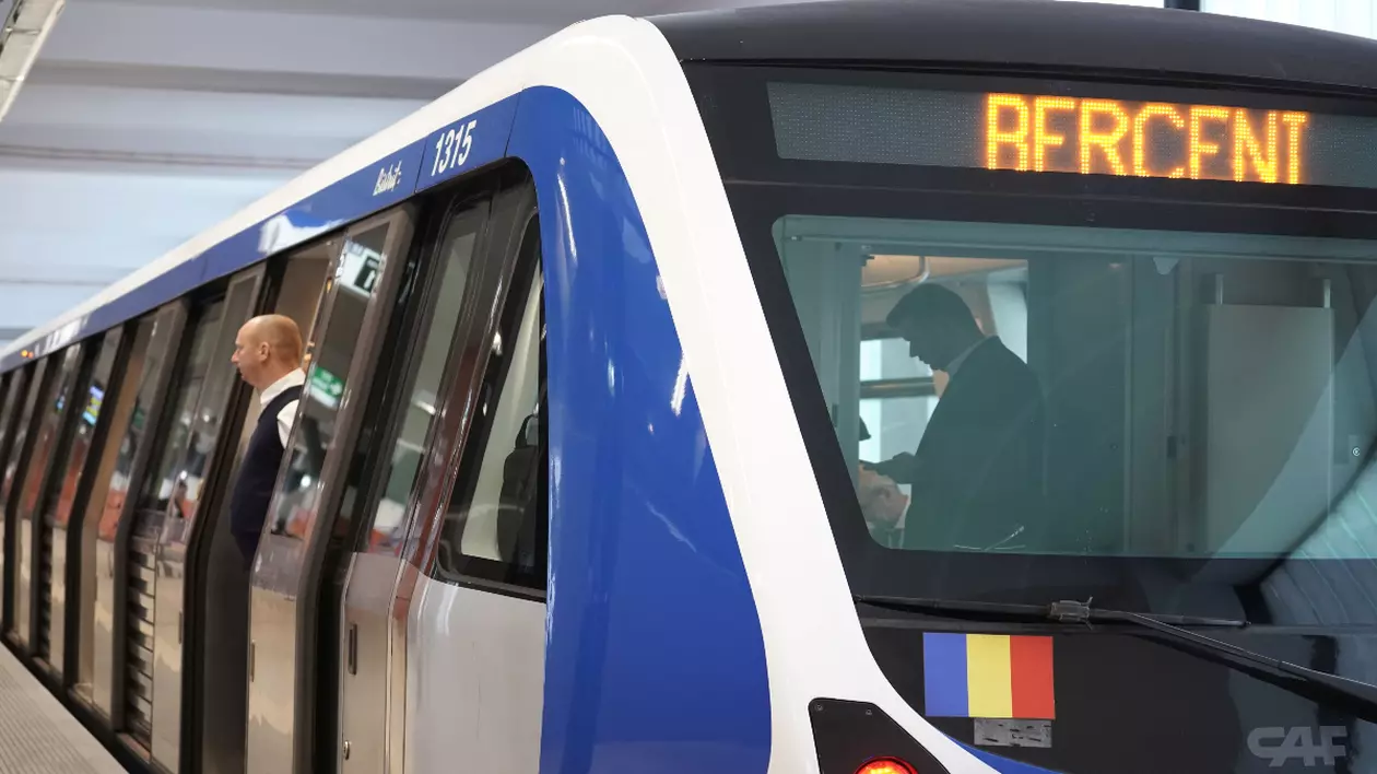 Într-un metrou care merge spre Berceni se vede conductorul, iar trenul este oprit în stație, la peron