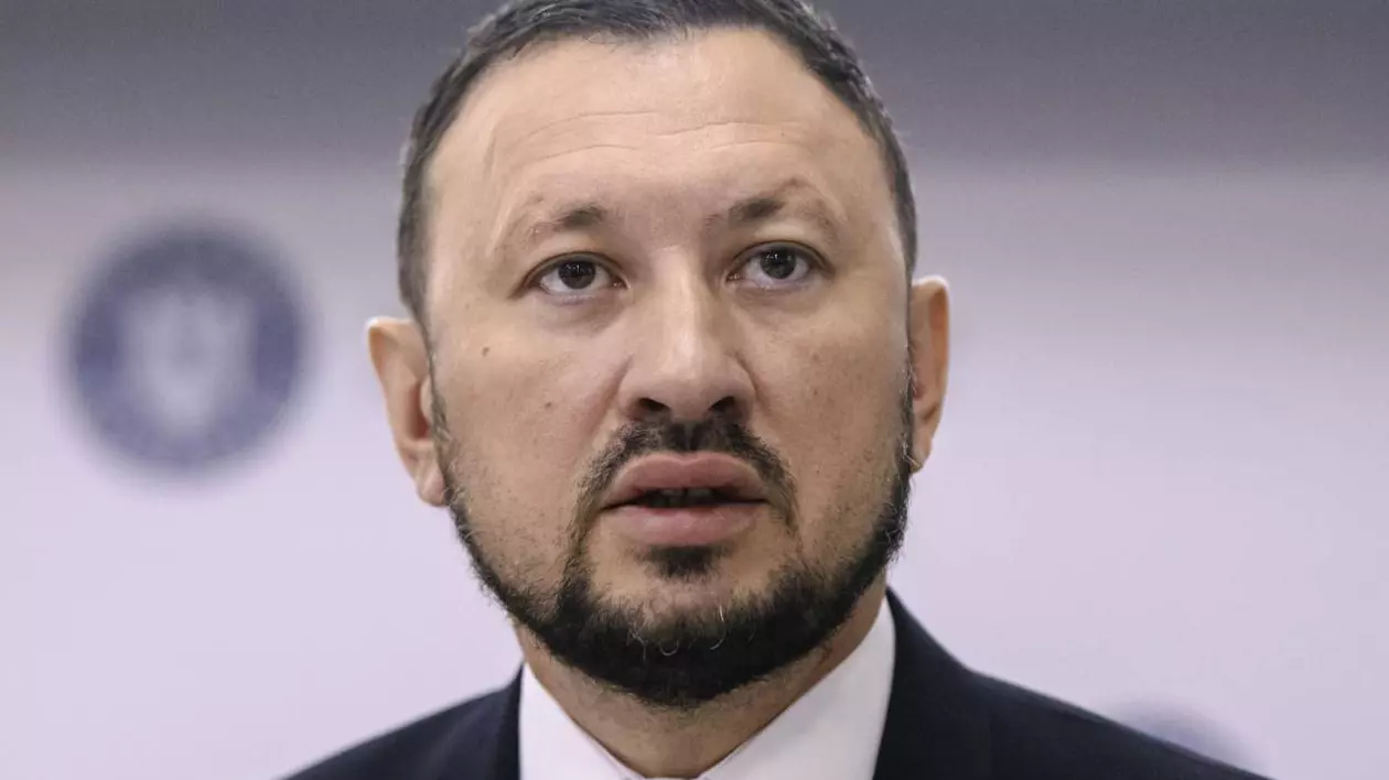 ministrul mediului mircea fechet imbracat la costum cu o camasa alba