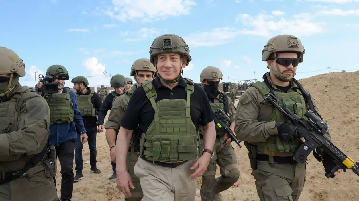 Benjamin Netanyahu, în prim-plan, în cursul unei vizite în Gaza Foto: Hepta