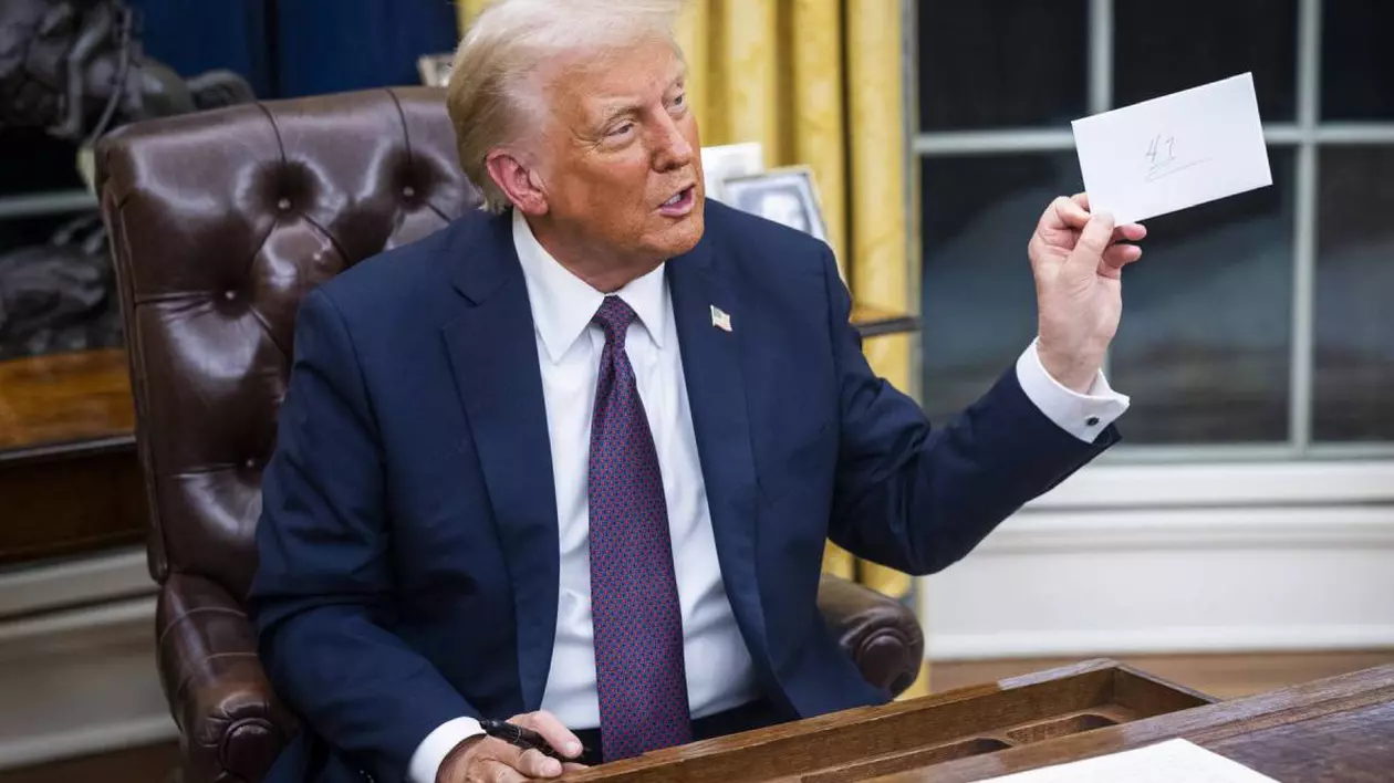 donald trump in biroul oval cu o scrisoare in mana