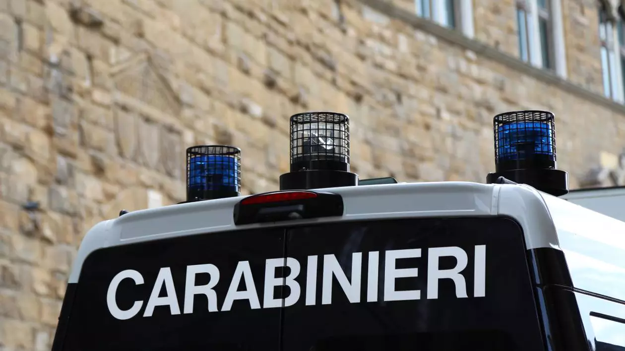masina carabinieri italia cu girofar