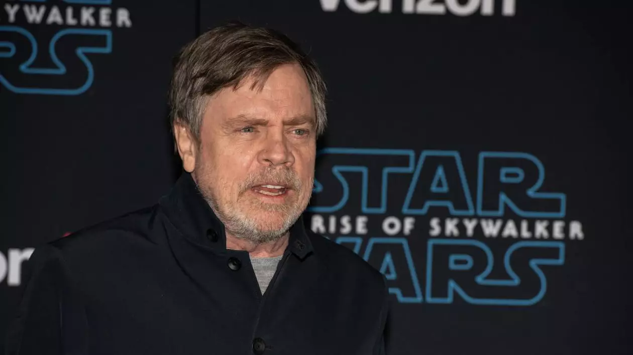 Mark Hamill, actorul cunoscut pentru rolul din Star Wars imbracat intr-o camasa neagra