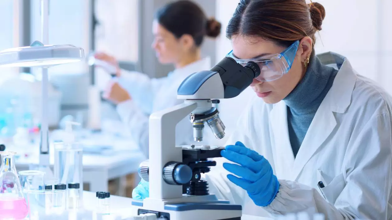 medic laborator cercetare in halat alb